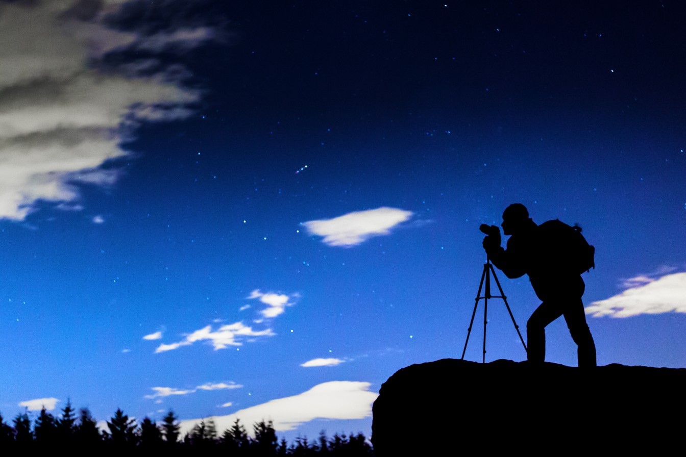 photographer-silhouette-at-night
