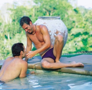 imageH0.gay-couple-pool-noosa-valley-villa-alba landsc.20070605 224335153905