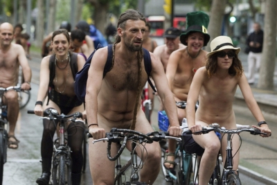 21597 naked-cycling-protest-in-the-streets-of-zaragoza 1 large