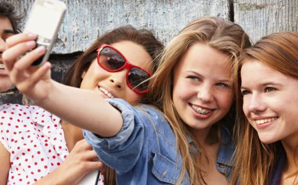 Teenagers-selfies- 3105210k